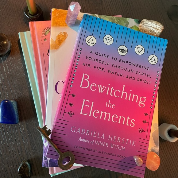 ✨📚 BOOK BUNDLE 📚✨ - Picture 2 of 6